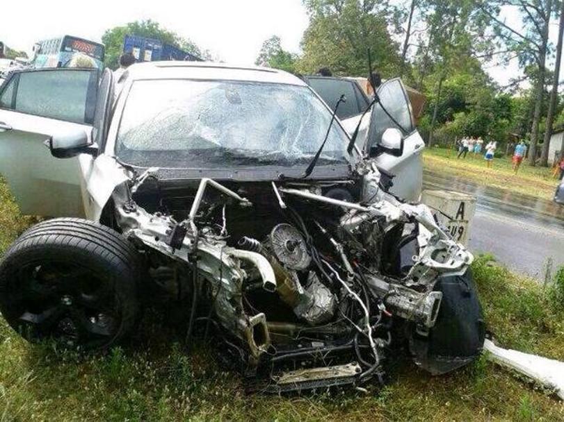 L&#39;auto di Juan Manuel Iturbe, completamente distrutta nella parte anteriore dopo l&#39;incidente avvenuto a 150 km da Asuncion. Twitter